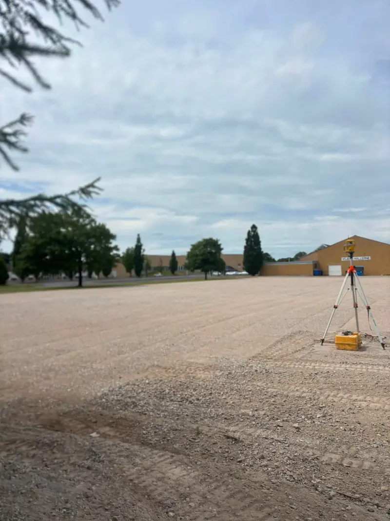 Den nye plads med knust beton og landmålingsudstyr
