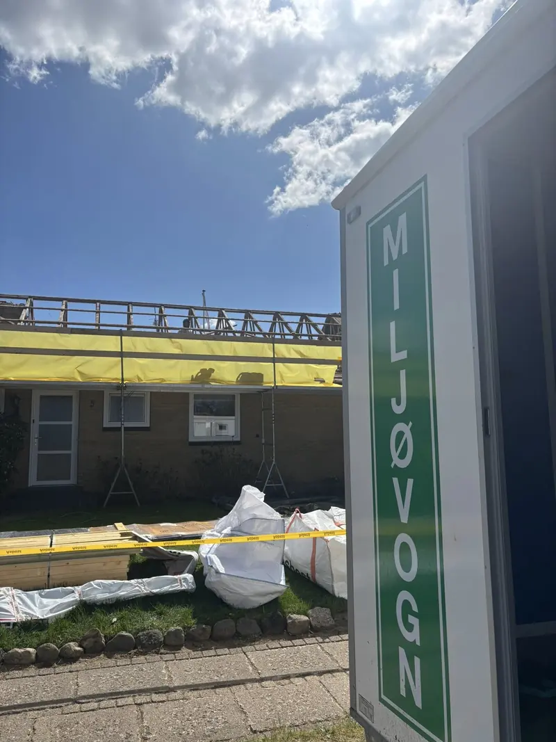 Miljøvogn ved hus under sanering
