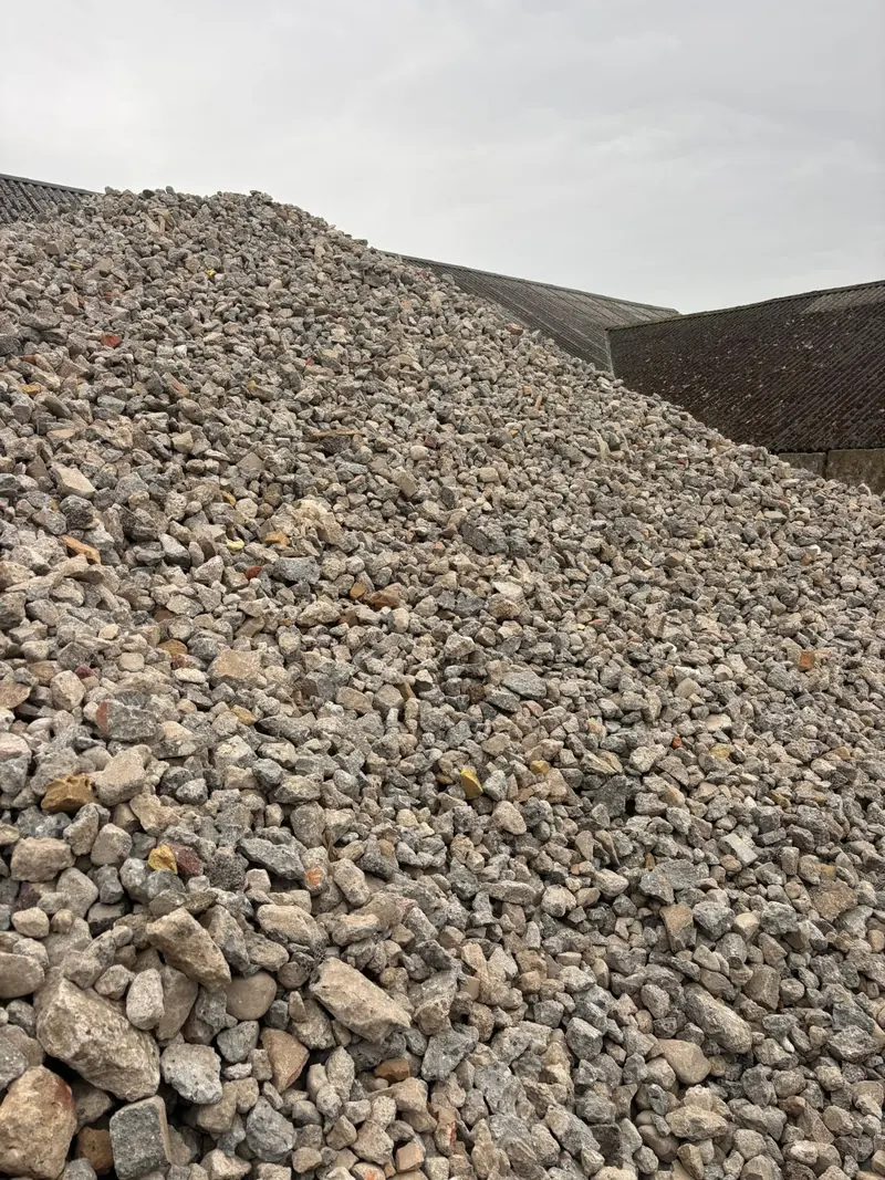 Knust tegl og beton