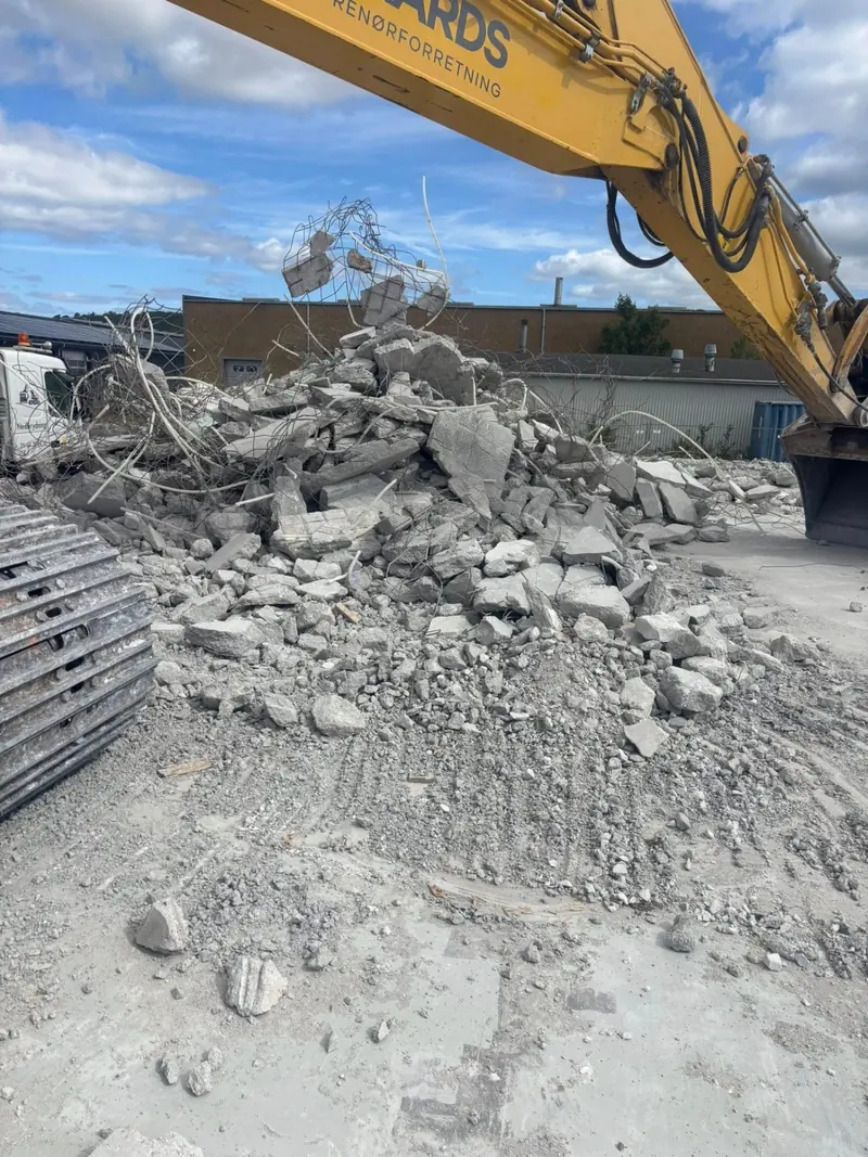 Betonbrokker efter nedrivning