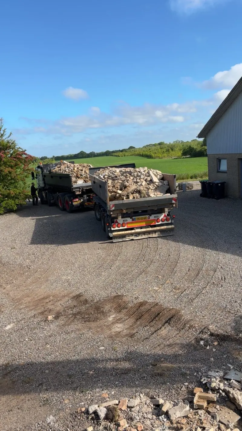 Lastbil med beton til modtagerpladsen
